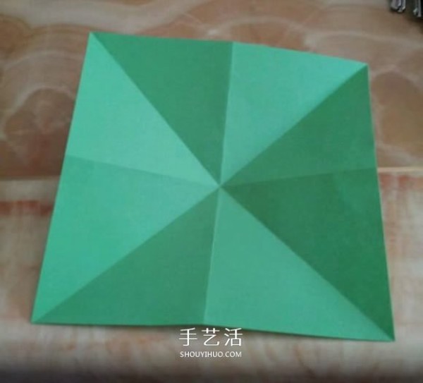 Simple handmade origami box with illustrations of how to fold a beautiful square carton