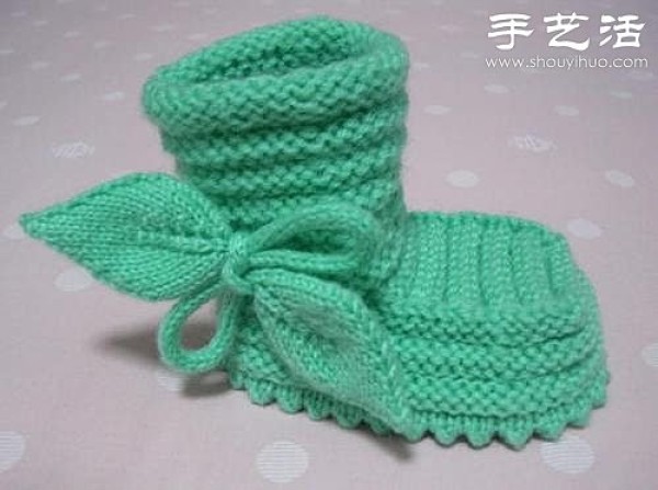 Handmade tutorial on knitting baby shoes with stick stitches