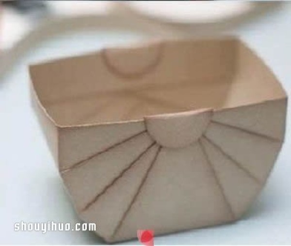 Illustration of using origami to make a storage box with handles from waste cartons