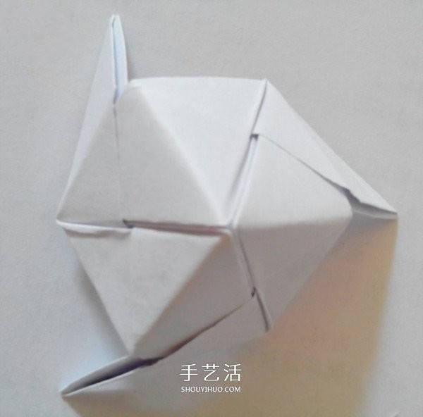 Illustration of folding a polyhedral cube, step-by-step diagram of origami cube