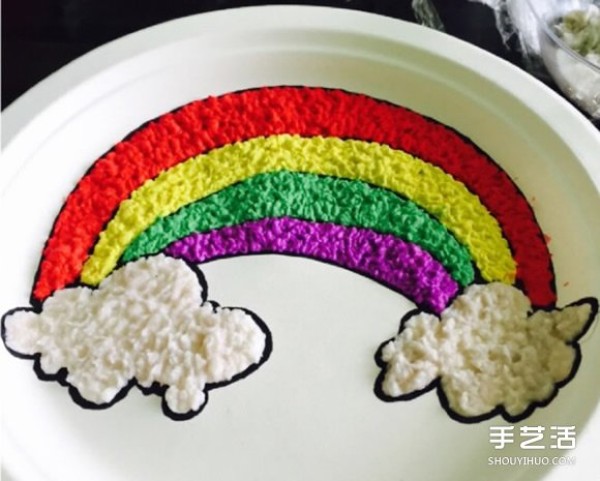 A disposable dinner plate with a rainbow and a creative kindergarten dinner plate painting production method