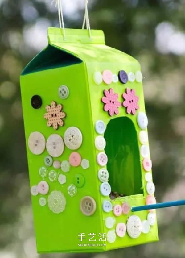 Milk carton waste is used to make beautiful birdcage decorations using small crafts