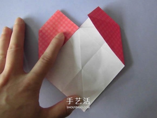 Illustration of how to fold a love flower arrangement, a simple heart-shaped origami with a vase