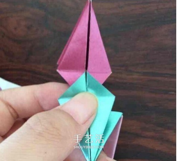 How to fold flowers with multiple sheets of paper and illustrate the steps of folding a three-dimensional eight-petal flower