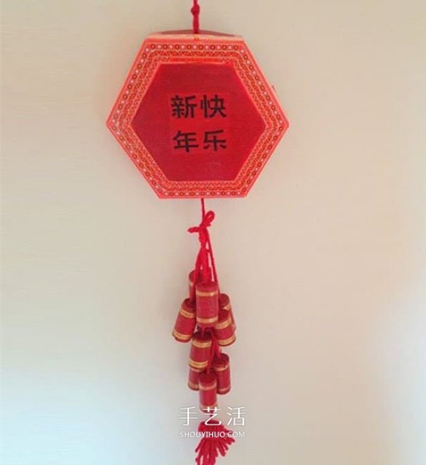 Red wine bottle corks are used to make firecrackers to create a festive Spring Festival and New Year ornaments