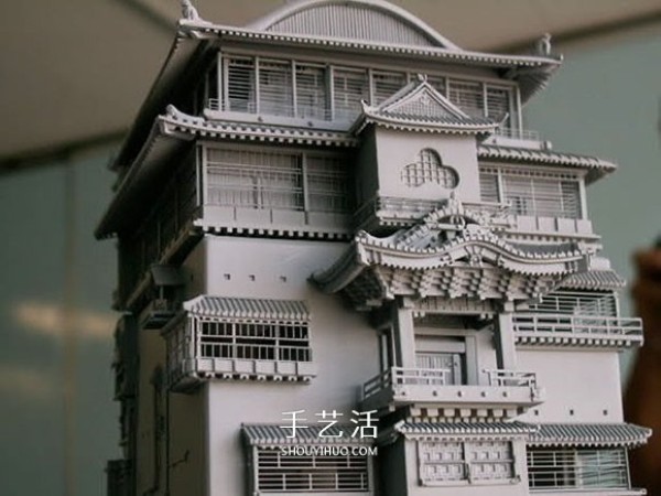 Model parts to assemble the model of Yubabas hot spring house in "Spirited Away"