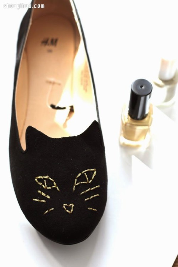 Flat cloth shoes are handmade into DIY funny cat facial makeup shoes