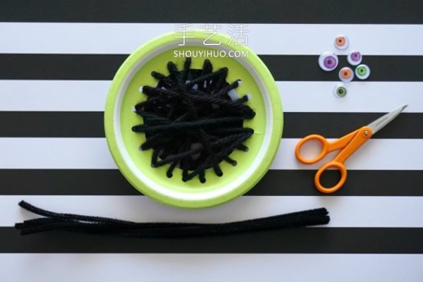 Tutorial on how to make Halloween mutant spiders on paper plates