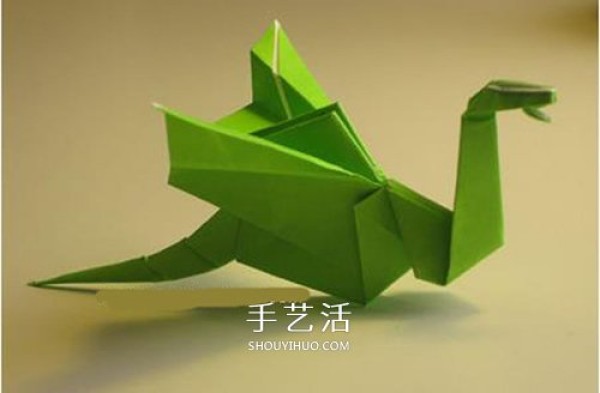 Step-by-step diagrams of hand-made origami pterosaurs. Illustrated process of folding pterosaurs