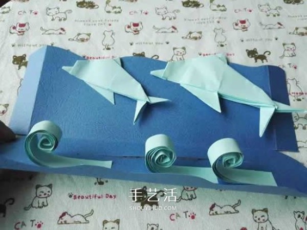 Children can make simple paper toys to control dolphins to swim around