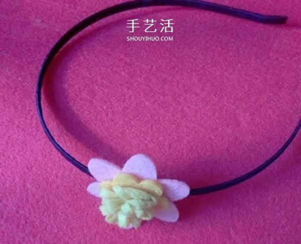 Simple hand-made felt flowers are pasted on hair hoops for decoration