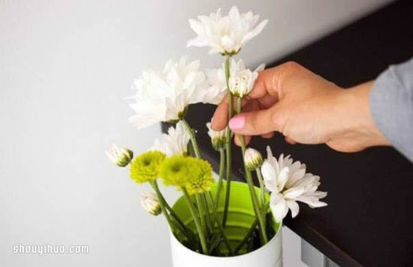 Using waste tin cans and tin boxes to DIY tableside flowerpots/pen holders/storage racks