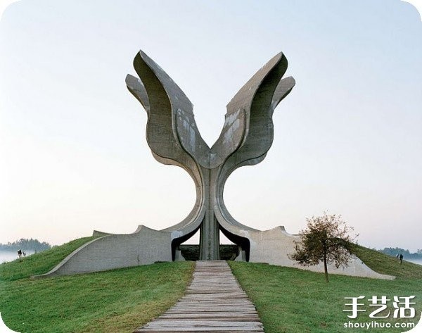 Former Yugoslavia: Postmodern Monumental Sculptures