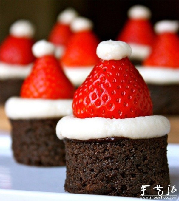 DIY fun little dessert strawberry into Christmas hat