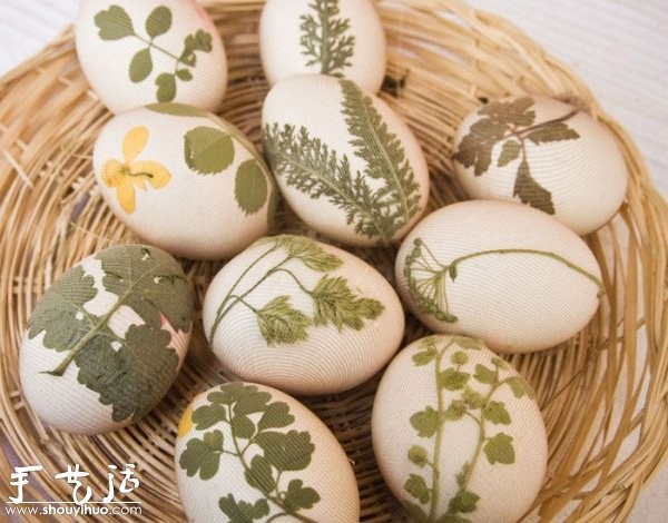 Creative handmade production of boiled eggs: printing and dyeing with white flowers and grass