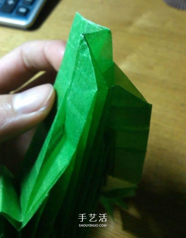 Illustration of the folding method of a three-dimensional mantis, detailed steps of origami mantis