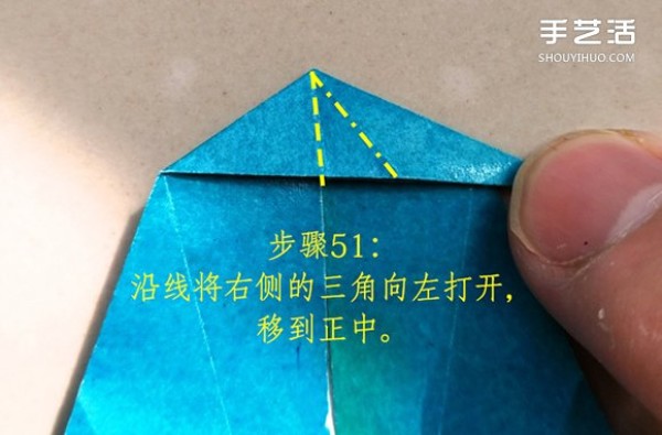 The folding method of the frog on the leaf illustrates the process of the frog on the origami leaf