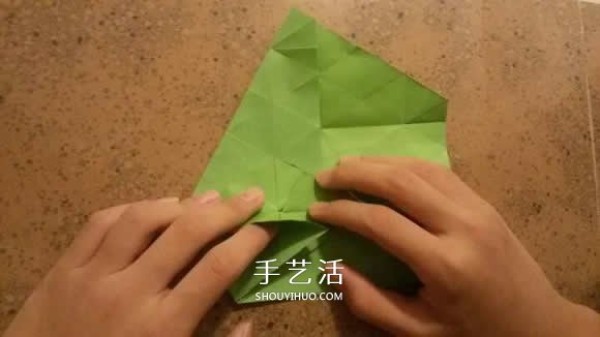 How to fold beautiful paper flowers, step-by-step illustration of hand-made origami six-pointed star flower