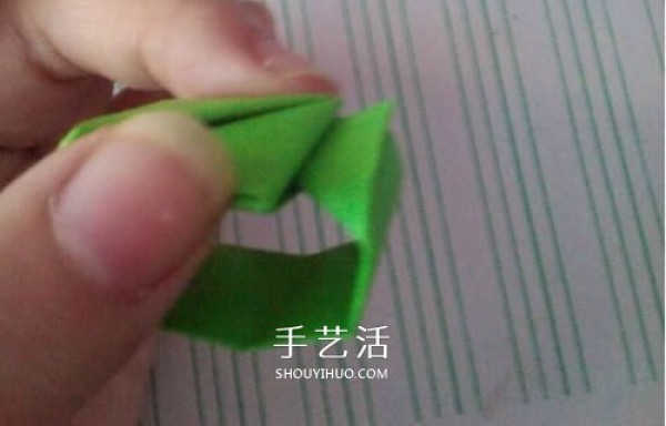 An illustrated tutorial on how to fold a paper ring. Origami rings are simple and cute