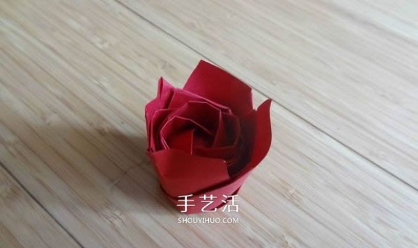 Represents beauty and love! Step by step illustration of handmade origami roses