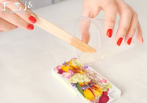 Tutorial on flattening flowers to decorate mobile phone cases