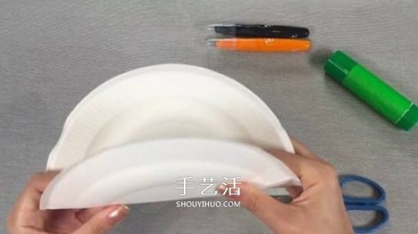 How to make a cute little hedgehog with a paper dinner plate using a simple handicraft in kindergarten