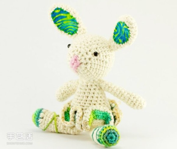 The cute crocheted animal dolls are beautiful and healing