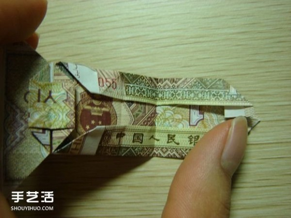 Paper money origami camera illustration and a detailed explanation of how to fold a dollar bill into a camera