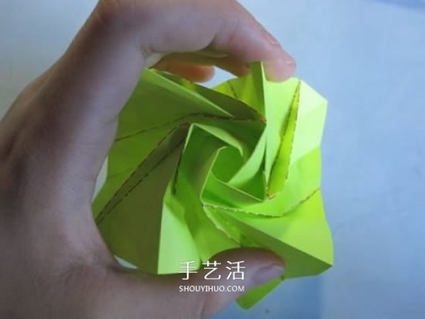 The origami illustration of the original paper rose is very detailed