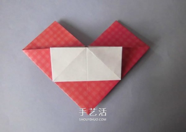 Illustration of how to fold a love flower arrangement, a simple heart-shaped origami with a vase