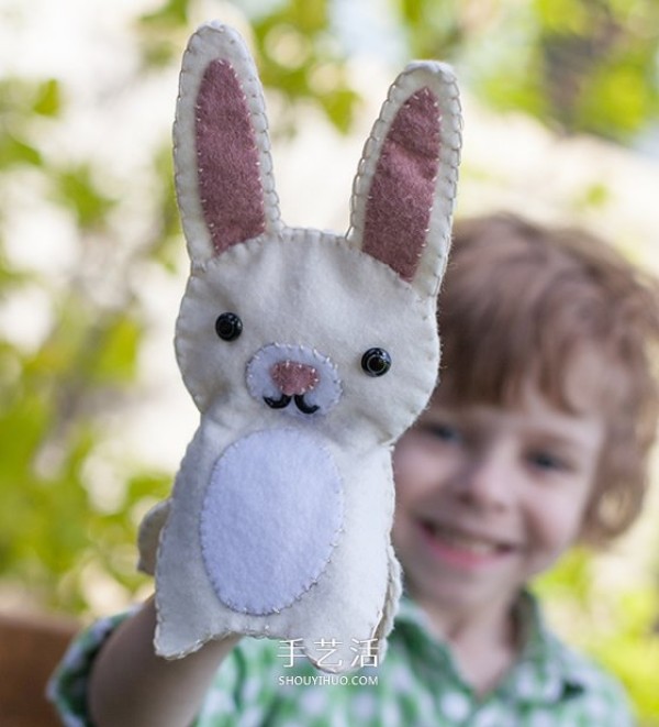 Homemade small animal hand puppets with illustrations of handmade animal hand puppets made of fabrics