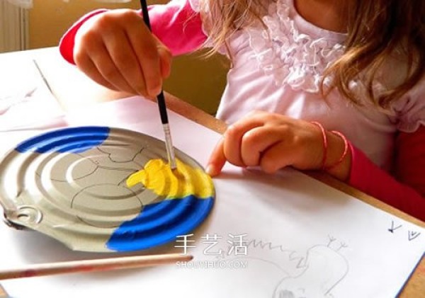 Using waste from milk powder can lids to make cute owls by hand