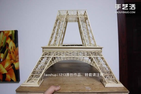 A detailed illustrated tutorial on making a model of the Eiffel Tower using chopsticks and bamboo skewers