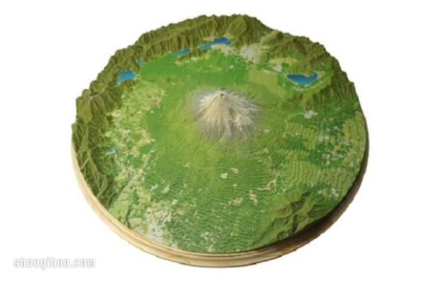 Stack the handmade paper models of Mount Fuji layer by layers according to the contours