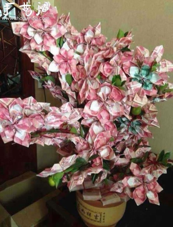 Potted flowers made from origami hundred-yuan notes