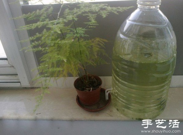 Using large barrels of mineral water bottles to make automatic watering machines