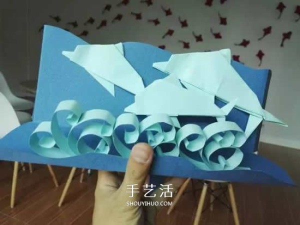 Children can make simple paper toys to control dolphins to swim around