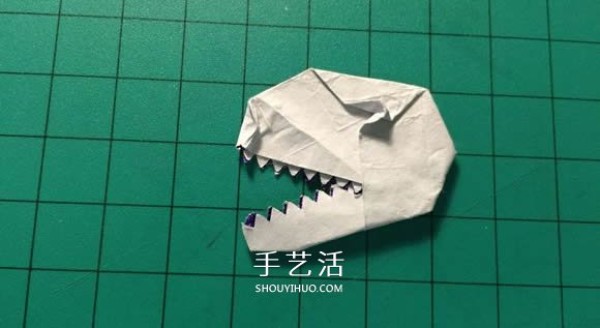 Illustrated tutorial on making origami dinosaur heads from chewing gum paper waste