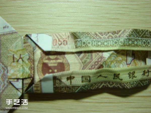 Paper money origami camera illustration and a detailed explanation of how to fold a dollar bill into a camera