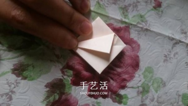 The folding method of lilies is simple and easy to learn. Pictures of how to fold lilies