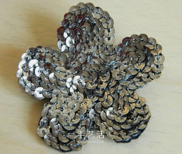 How to make shiny cloth flowers can be made into brooches and clothing decoration