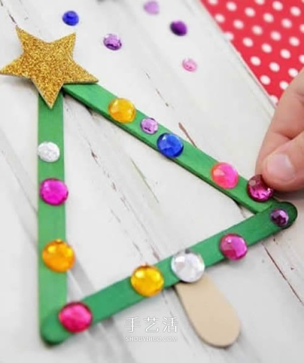 Tutorial on making a Christmas tree from waste materials, Christmas tree decorations are made with ice cream sticks