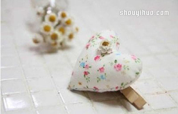 Try hand-making non-woven heart-shaped decorative clips