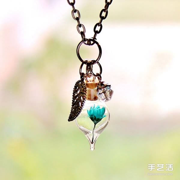 Handmade jewelry: a necklace made by putting dried flowers in a glass container