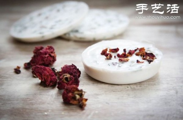 Rose petal DIY bath products whiten and maintain delicate skin