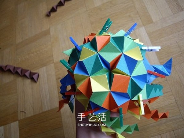 The steps of folding a paper ball and the picture of the detailed steps of origami balls