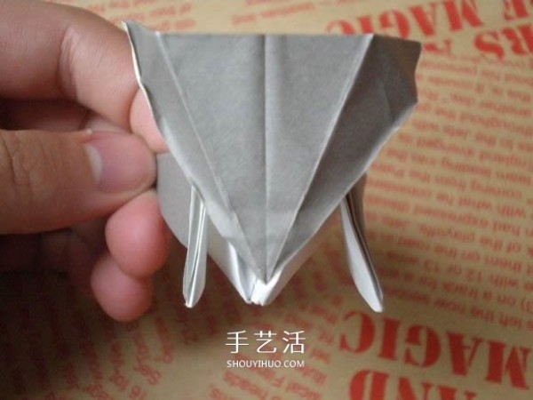 Illustrations of how to fold a cute puppy. Step-by-step pictures of origami puppies.