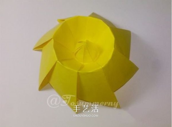 The warm sun in winter! Illustration of folding method of handmade origami three-dimensional sun