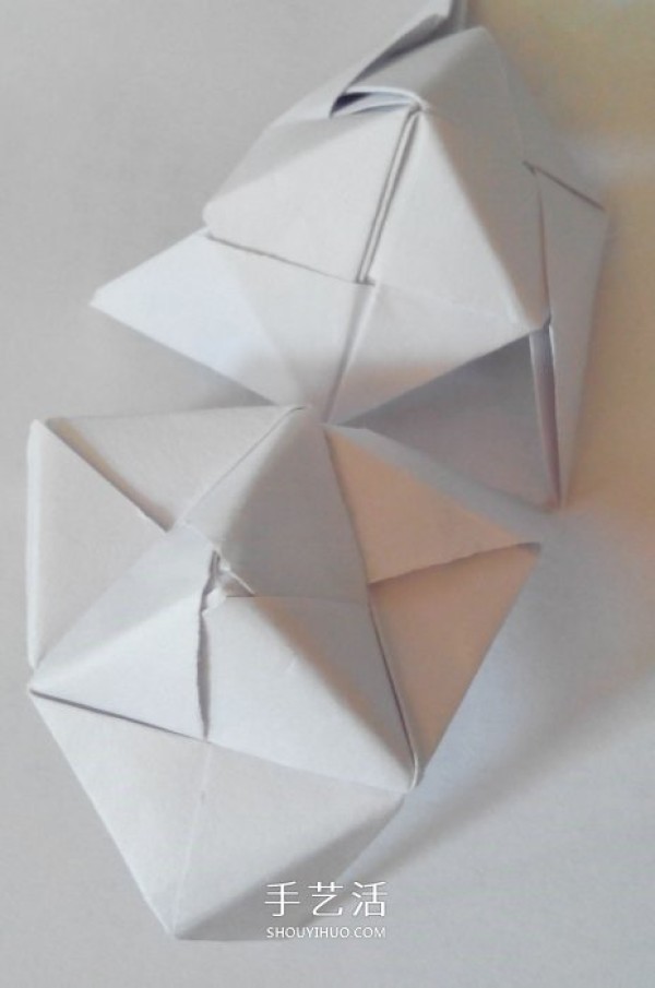 Illustration of folding a multi-faceted cube, step-by-step diagram of origami cube