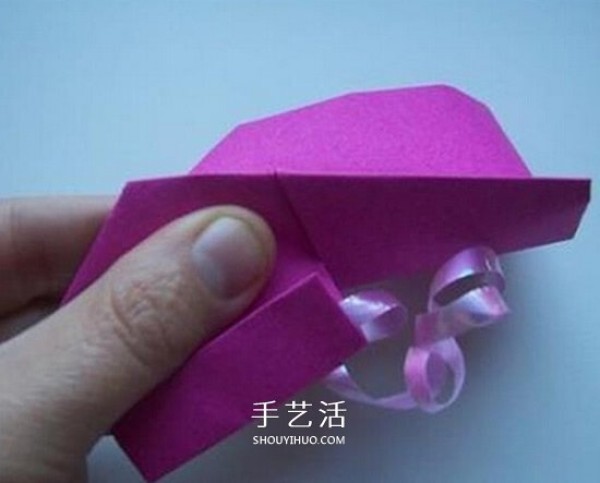 Simple shoe folding method illustrates how to fold womens paper shoes